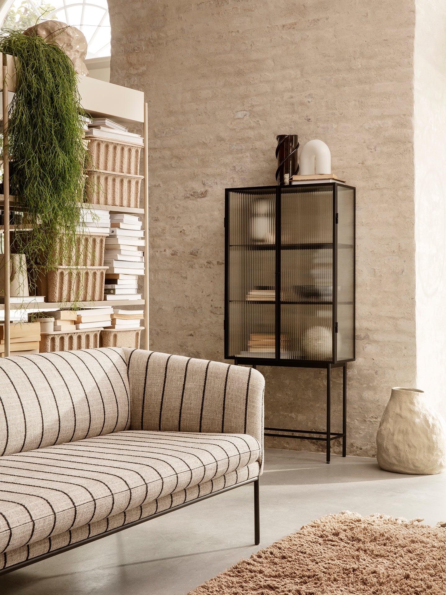 Haze Vitrine - Reeded Glass - Black