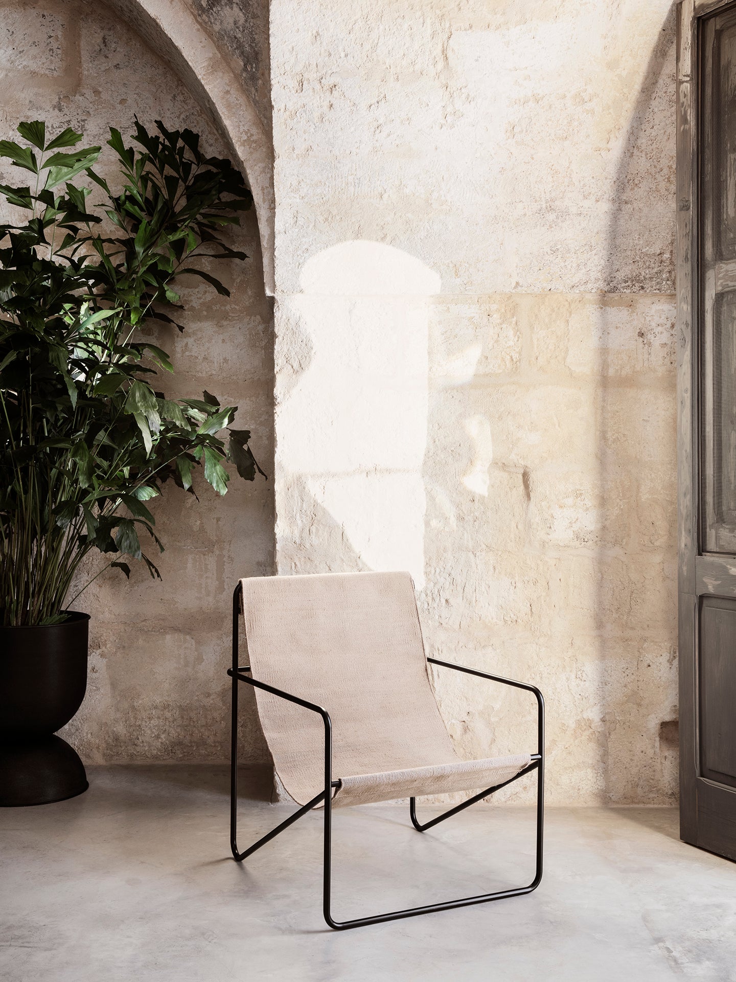 希少　ferm LIVING Desert Lounge Chair Desert Lounge Chair - Black/Solid Cashmere by Ferm Living