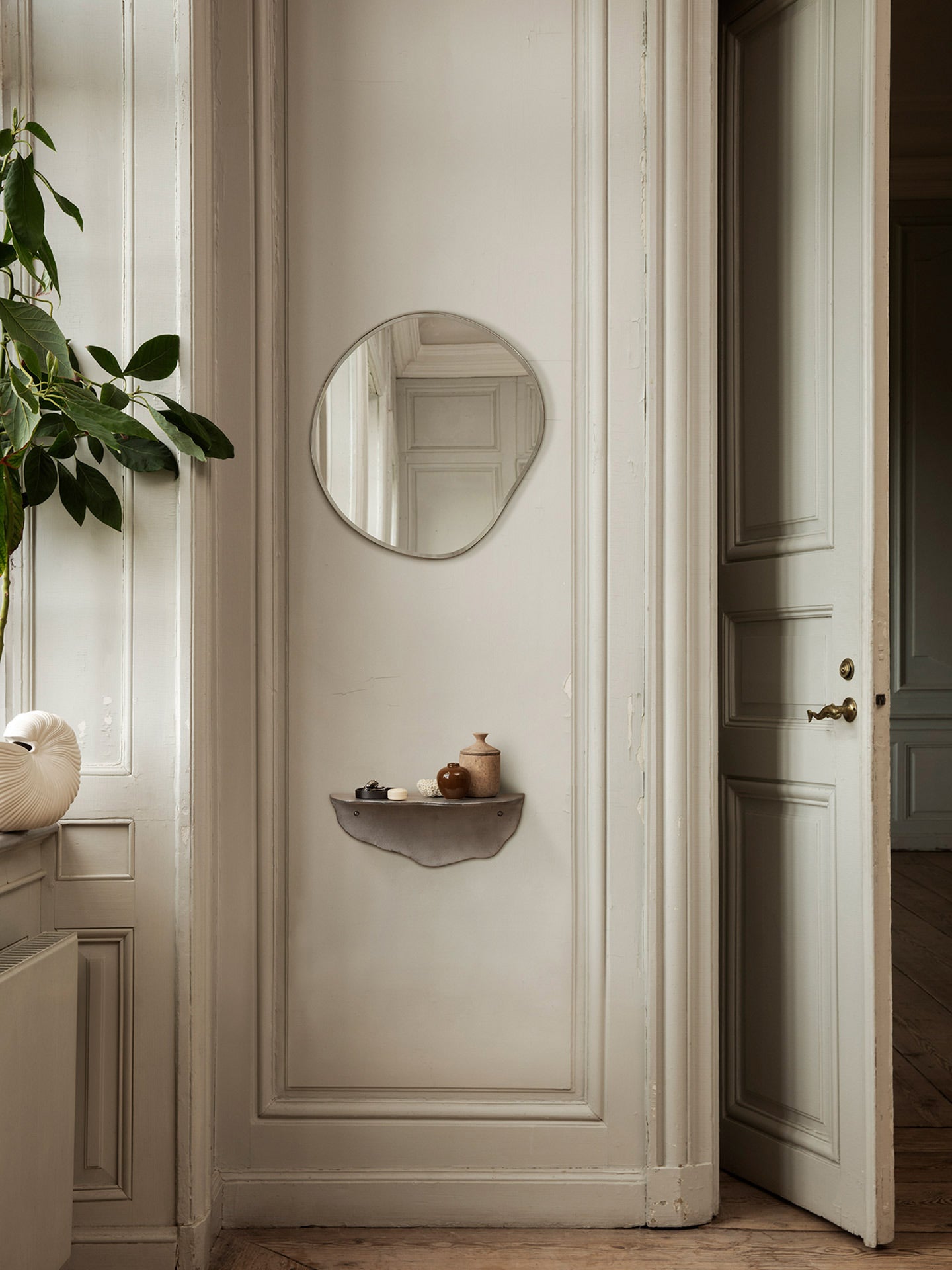 引越しの為緊急値引ferm Living Pond Mirror - Small Small Pond mirror in organic shape | Available in several variants